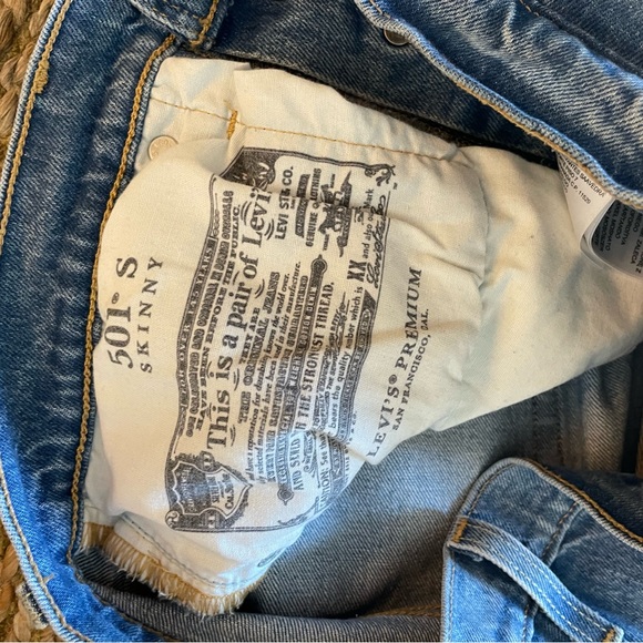 Levi’s 501 Skinny Jean with rip - Picture 4 of 4